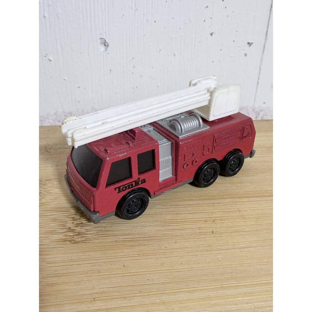 Vintage 1992 Tonka Red Die-Cast Fire Truck with Extendable Ladder 4.5 Inch